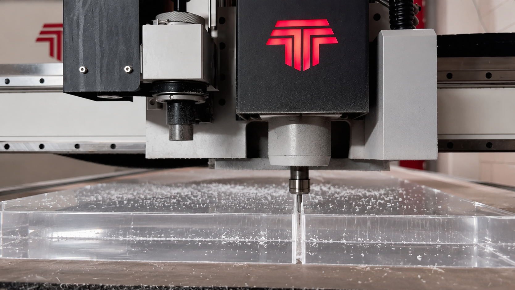 Spindle de la Mesa de Corte HST durante un proceso de fresado sobre acrílico